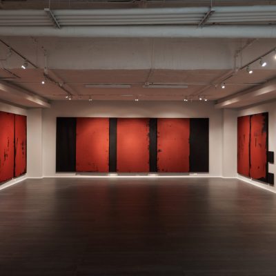 Panorámica de sala. Ambivalencias en rojo, La Balsa Arte Bogotá